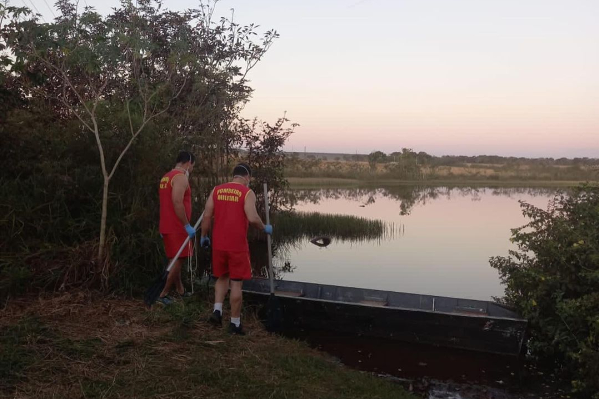 Corpo foi encontrado boiando, distante da margem do lago, sem sinais vitais aparentes (Foto: Divulgação - Bombeiros)