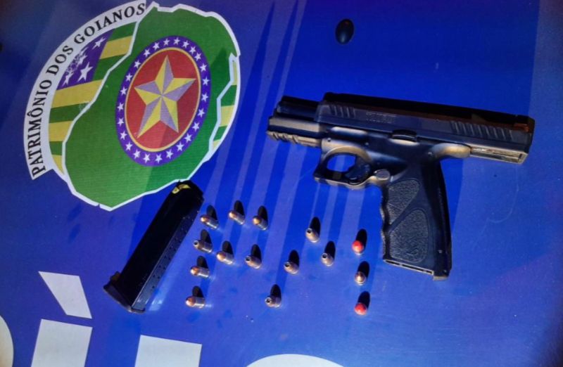 Pistola de calibre 9mm foi apreendida dentro do veículo do suspeito (Foto: Divulgação-PM)