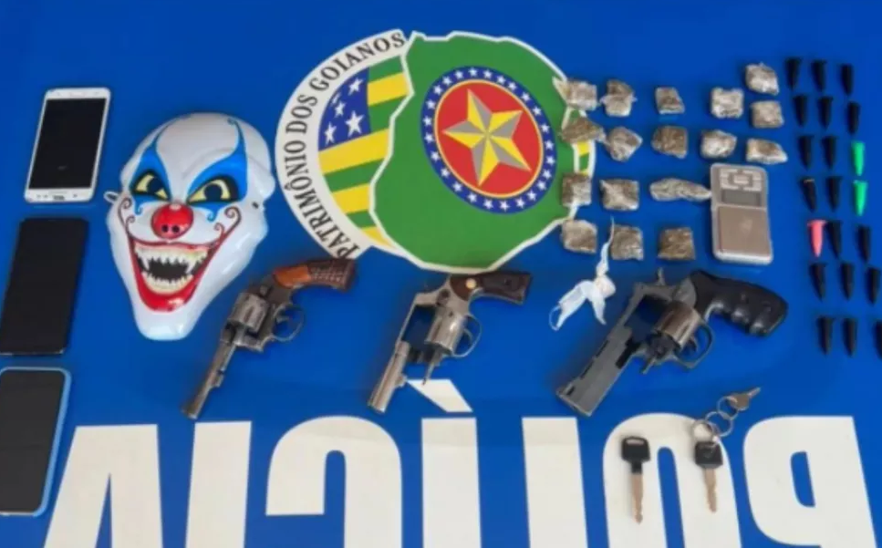 Drogas, armas, celulares e outros itens apreendidos com suspeitos em Mineiros, Goiás (Foto: Divulgação/PMGO)