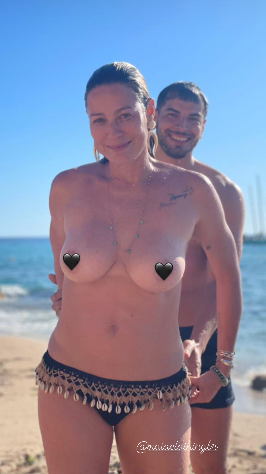 Atriz usou coraçõezinhos para "burlar" as proibições do Instagram. Luana Piovani aparece fazendo topless ao lado do namorado; foto