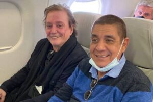 Fábio Júnior posa com Zeca Pagodinho em voo