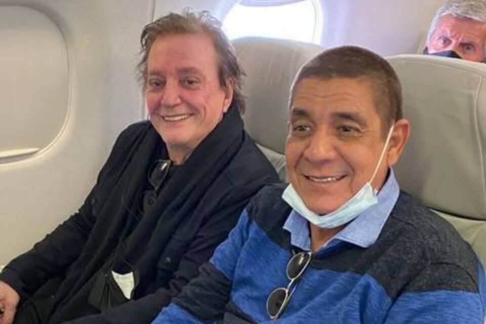 Fábio Júnior posa com Zeca Pagodinho em voo