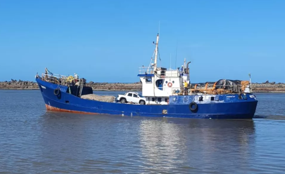 Barco de carga naufraga a caminho de Noronha e deixa cinco desaparecidos