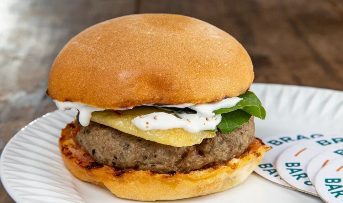 sanduíche da Sunduway, loja vencedora na categoria "Pit Dog", em 2019, do Festival Burger Time
