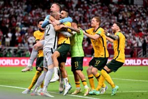 Jogadores da Austrália comemoram com goleiro Redmayne