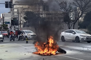 Moto pegou fogo na rua 87 Setor Sul. (Foto: Cedida ao Mais Goiás)