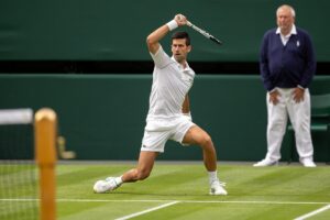 Novak Djokovic durante jogo em Wimbledon