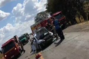 Um casal morreu e um bebê ficou ferido após acidente envolvendo quatro veículos na GO-326, em Nazário. (Foto: reprodução)