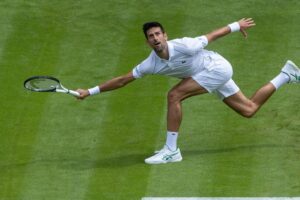 Djokovic durante jogo em Wimbledon