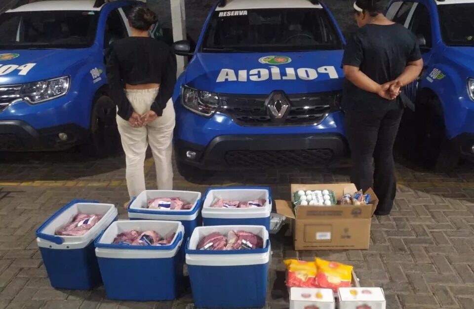 Duas mulheres foram presas suspeitas de furtarem carne e cerveja de um supermercado da região Noroeste de Goiânia. (Foto: divulgação/PM)