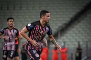 Matheus Leal em jogo pelo Atlético-BA