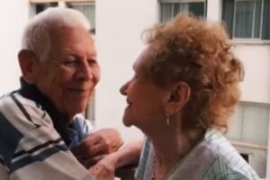 Idosos juntos há 65 anos viralizam ao serem flagrados em declaração de amor: 'Maridão querido'
