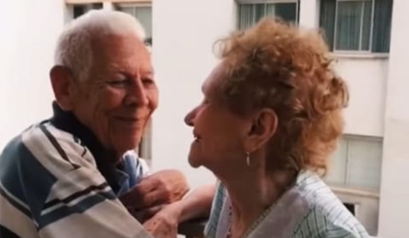 Idosos juntos há 65 anos viralizam ao serem flagrados em declaração de amor: 'Maridão querido'