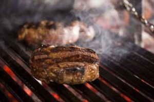 Não há comprovação de que grelhar carne leve à doença. Dez maneiras de diminuir o risco de câncer ao comer churrasco