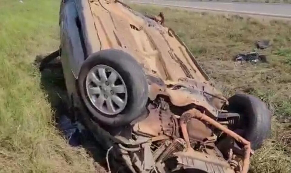Motorista sofre ferimentos graves após colidir contra canteiro central e capotar na BR-153 em Hidrolândia