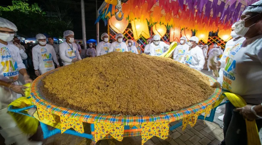 A "maior paçoca do mundo" bateu mais uma vez o próprio recorde no sábado (18), em uma festa junina em Boa Vista, Roraima. (Foto: Divulgação/Secom)