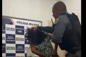 Policial diz que mulher estava 'possuída' e faz oração; veja vídeo (Foto: Reprodução)