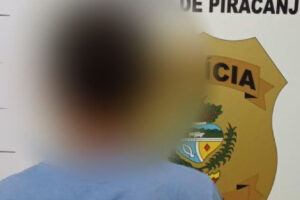 A Polícia Civil prendeu um homem de 43 anos suspeito de instalar uma câmera escondida na casa da ex-companheira para filmar as intimidades dela com eventuais outros indivíduos. O sujeito ainda perseguia, injuriava e ameaçava a mulher. Crimes e a prisão dele aconteceram na última quinta-feira (23), na cidade de Piracanjuba, Sul de Goiás.