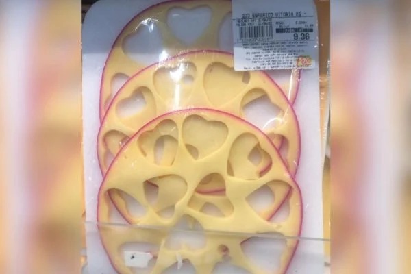 Supermercado gera revolta ao vender sobra de queijo em formato de coração no Rio de Janeiro