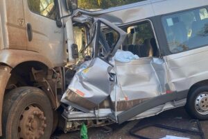 Sete pessoas morrem em acidente entre van e caminhão em rodovia no RS