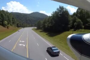Piloto de avião desvia do trânsito e faz pouso de emergência em rodovia nos EUA; veja vídeo