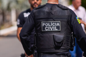 A Polícia Civil prendeu um lavador de carros, de apenas 18 anos, suspeito de furtar o cartão de crédito de um cliente e gastar quase R$ 500. Crime aconteceu na última segunda-feira (18), em um lava-jato da cidade de Catalão, no Sudeste de Goiás.