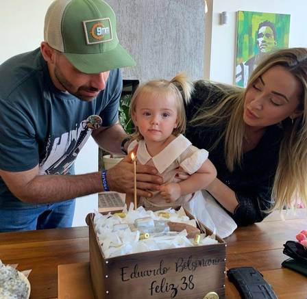 Deputado celebrou ao lado do pai e da filha. Eduardo Bolsonaro festeja aniversário com bolo personalizado de revólver