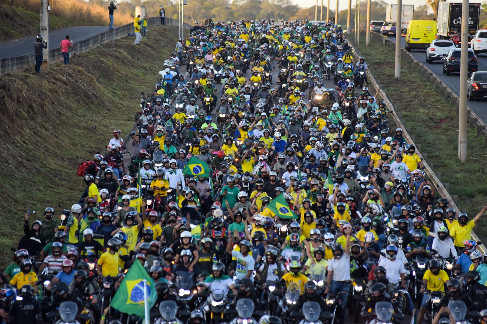 Bolsonaro se reúne com apoiadores e dá início a motociata em Goiânia
