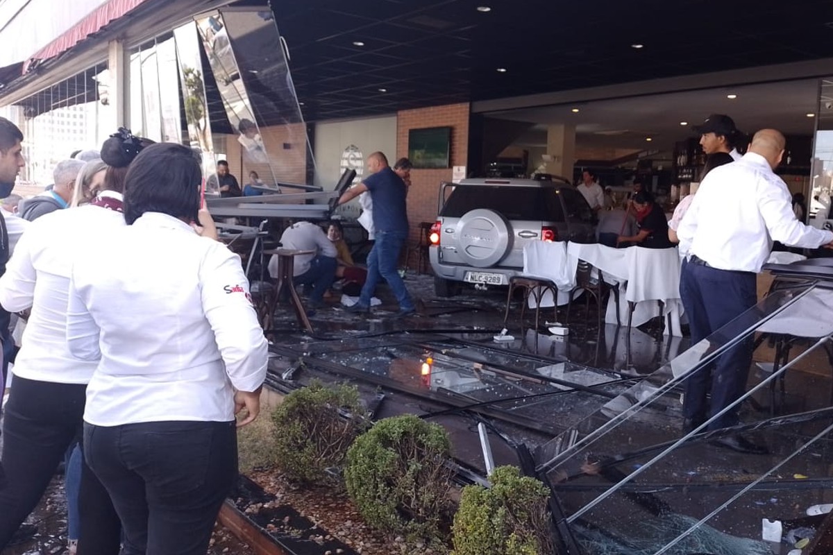 Carro invade restaurante e deixa pelo menos 11 feridos, em Goiânia (Foto: Jucimar de Sousa - Mais Goiás)