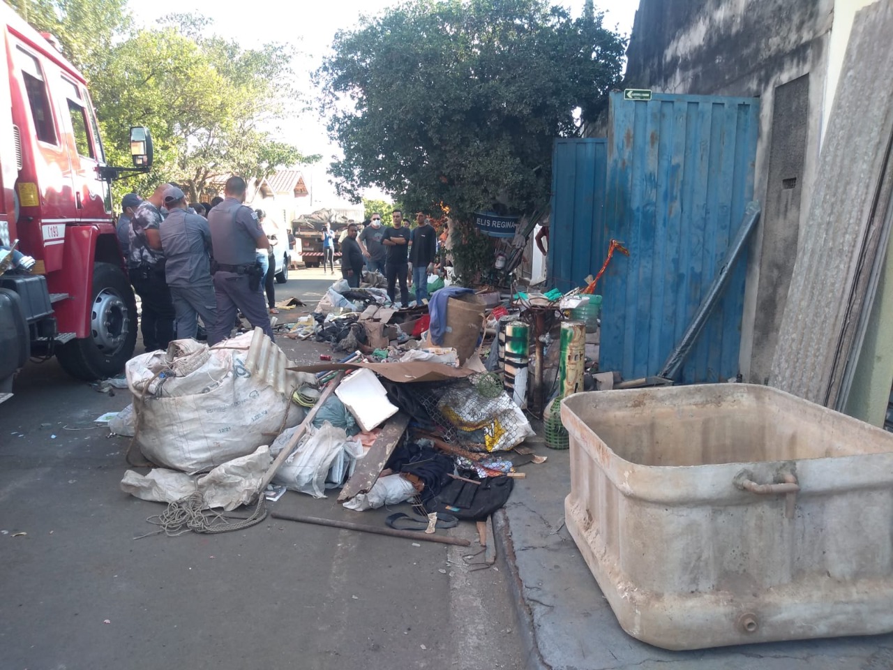 A residência estava tomada por materiais acumulados pelo homem (Foto: Divulgação - Prefeitura de Piracicaba)