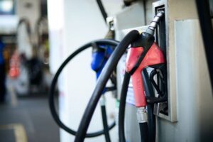 Preço da gasolina cai pela segunda semana seguida nos postos, diz ANP O valor médio por litro passou de R$ 5,63 para R$ 5,59