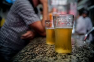 Nenhuma quantidade de álcool é saudável para pessoas com menos de 40 anos, diz estudo