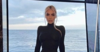 Kim Kardashian mostra corpão ao usar macacão 