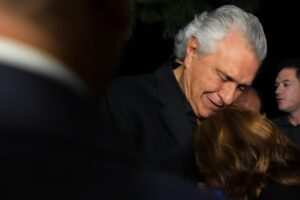 Caiado chega ao cemitério junto com o corpo do filho