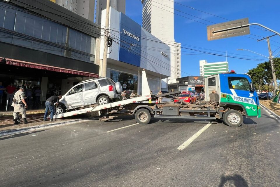 Guincho retira carro que invadiu restaurante em Goiânia; pista é liberada (Foto: Mais Goiás)