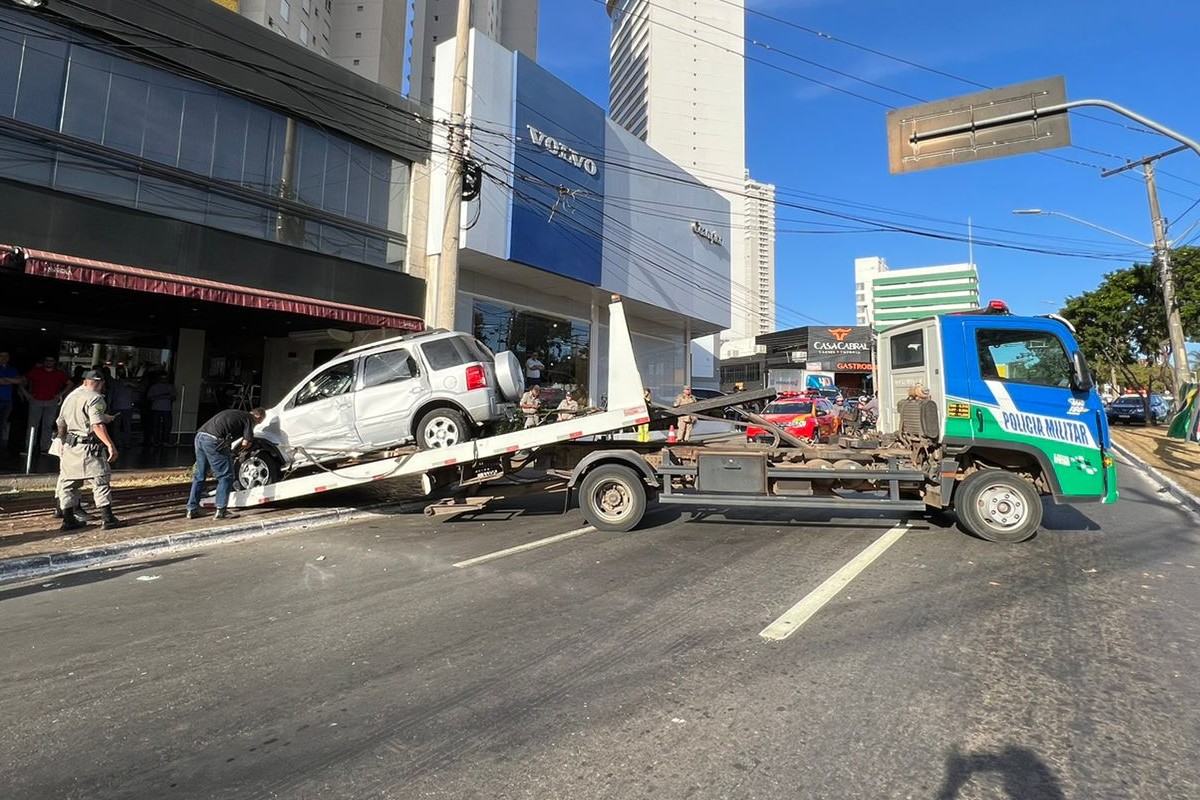 Guincho removes car that invaded a restaurant in Goiânia;  track is released (Photo: Mais Goiás)