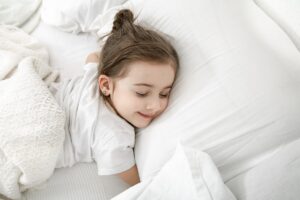 Dormir menos de nove horas afeta cérebro e comportamento das crianças