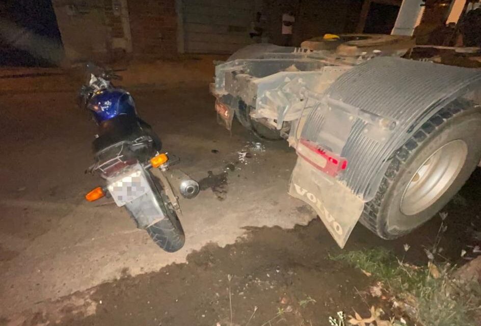 Motociclista fica ferido após colidir contra caminhão no Jardim das Hortências em Goiânia