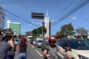 Após carro invadir restaurante em Goiânia, trânsito no local fica em meia pista (Foto: Reprodução)