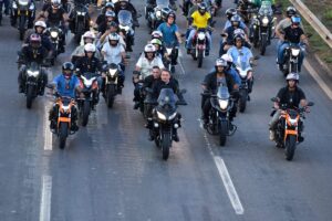 Sem capacete, Bolsonaro reúne apoiadores e inicia motociata em Goiânia; saiba percurso