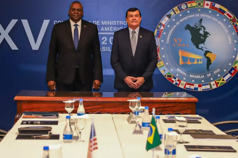 Lloyd Austin, secretário da Defesa dos EUA, e o ministro da Defesa do Brasil, Paulo Sérgio Nogueira, em encontro em Brasília onde foi debatido a defea da democracia (Foto: Divulgação)