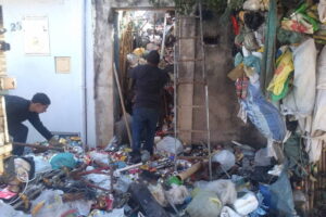 Corpo é achado em meio a lixo e objetos acumulados por 20 anos em casa (Foto: Divulgação)