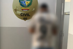A Polícia Civil de Goiás prendeu um jovem, de 24 anos, suspeito de fingir ser o filho de uma policial para tentar aplicar um golpe conhecido como 'novo número'. O crime e a prisão do investigado aconteceram em Goiânia, nesta segunda-feira (25).