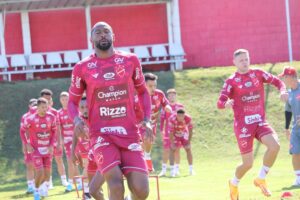 Rafael Donato irá retornar de suspensão a equipe do Vila Nova