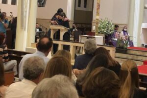 Irmãs de Ronaldo Filho prestam homenagens na missa de sétimo dia