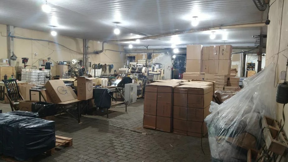Polícia acha fábrica clandestina de cigarros com 23 trabalhadores sob regime análogo à escravidão no RJ