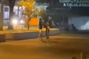 Mulher é agredida pelo namorado com puxões de cabelo e tapas no meio da rua na Cidade de Goiás