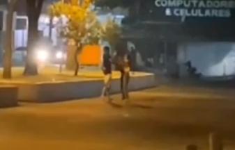 Mulher é agredida pelo namorado com puxões de cabelo e tapas no meio da rua na Cidade de Goiás