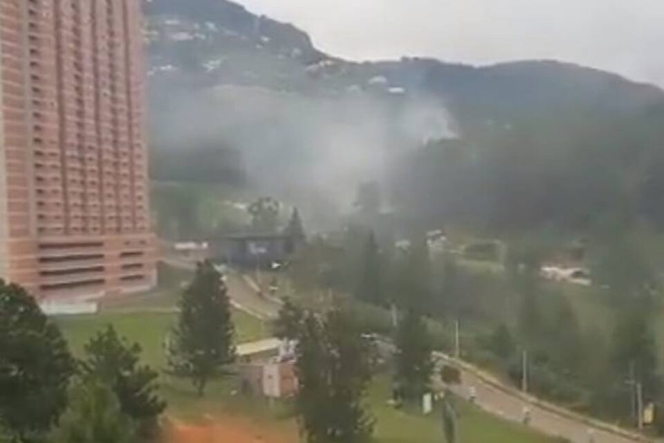 Polícia queima 1,5 tonelada de maconha e vizinhos reclamam do cheiro na Colômbia