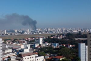 Incêndio atinge comunidade Morro do Piolho em São Paulo
